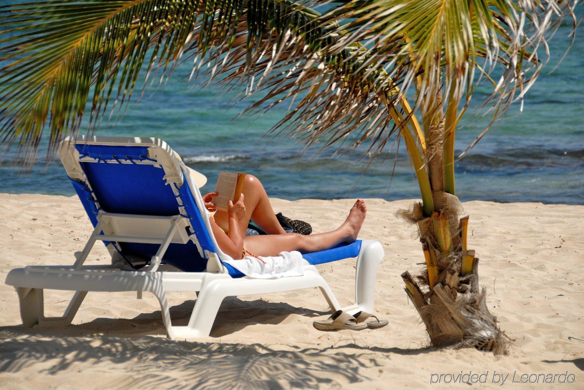 Castaways Cayman Beach Resort Grand Cayman Exterior foto