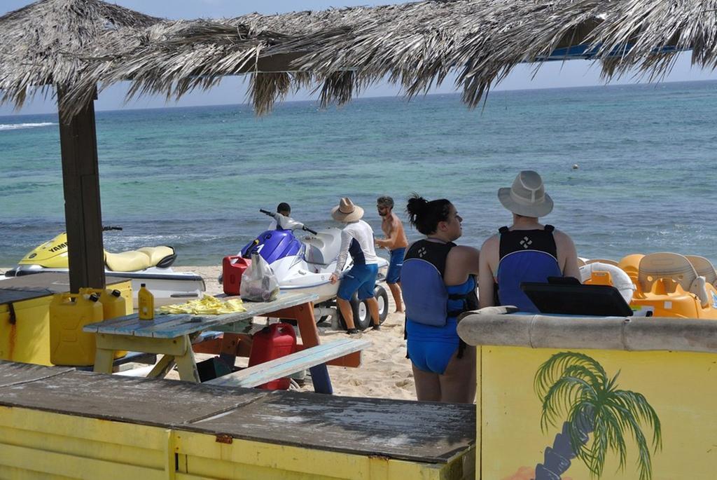 Castaways Cayman Beach Resort Grand Cayman Exterior foto