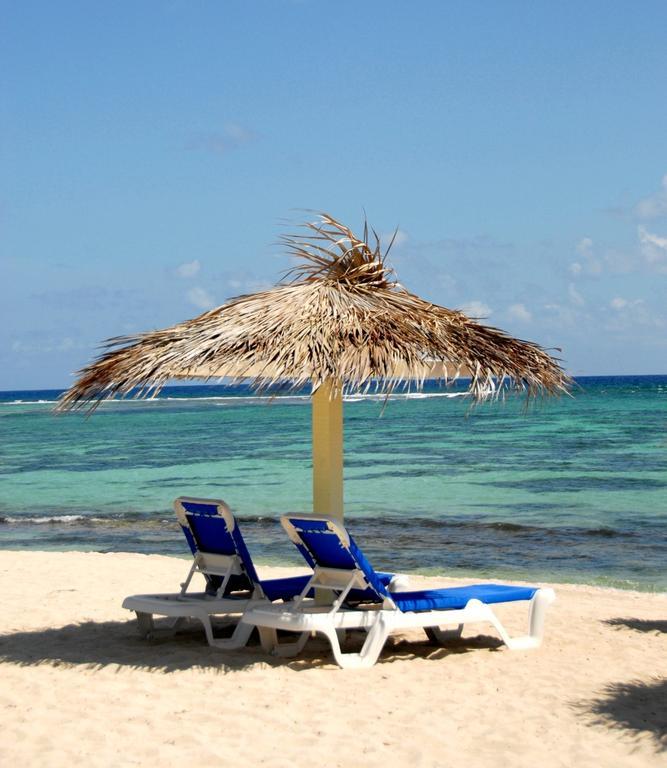 Castaways Cayman Beach Resort Grand Cayman Exterior foto